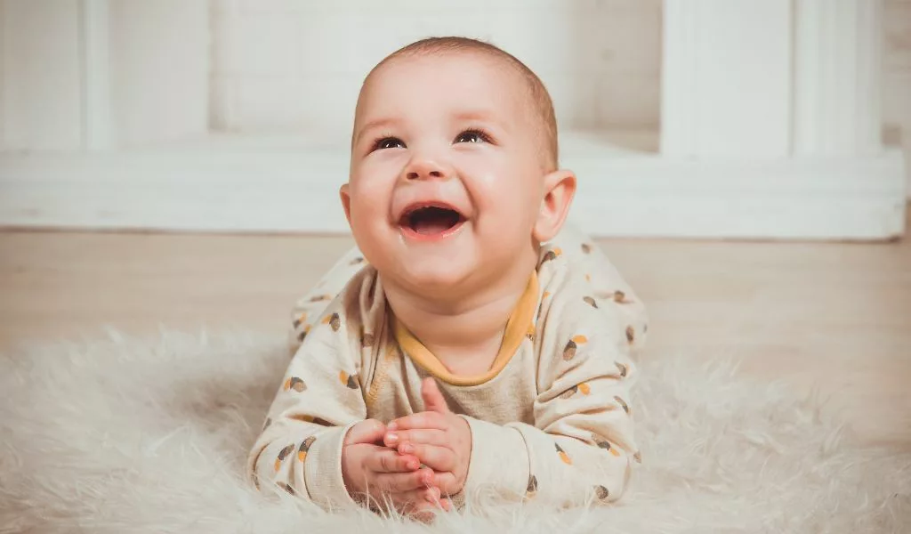 Bébé qui sourit