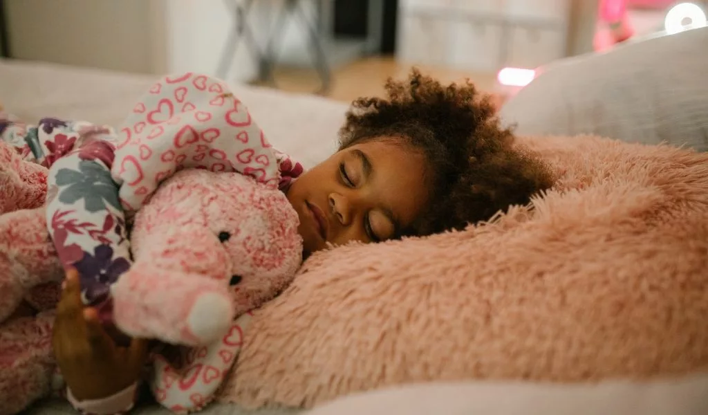 Enfant avec un doudou pour dormir