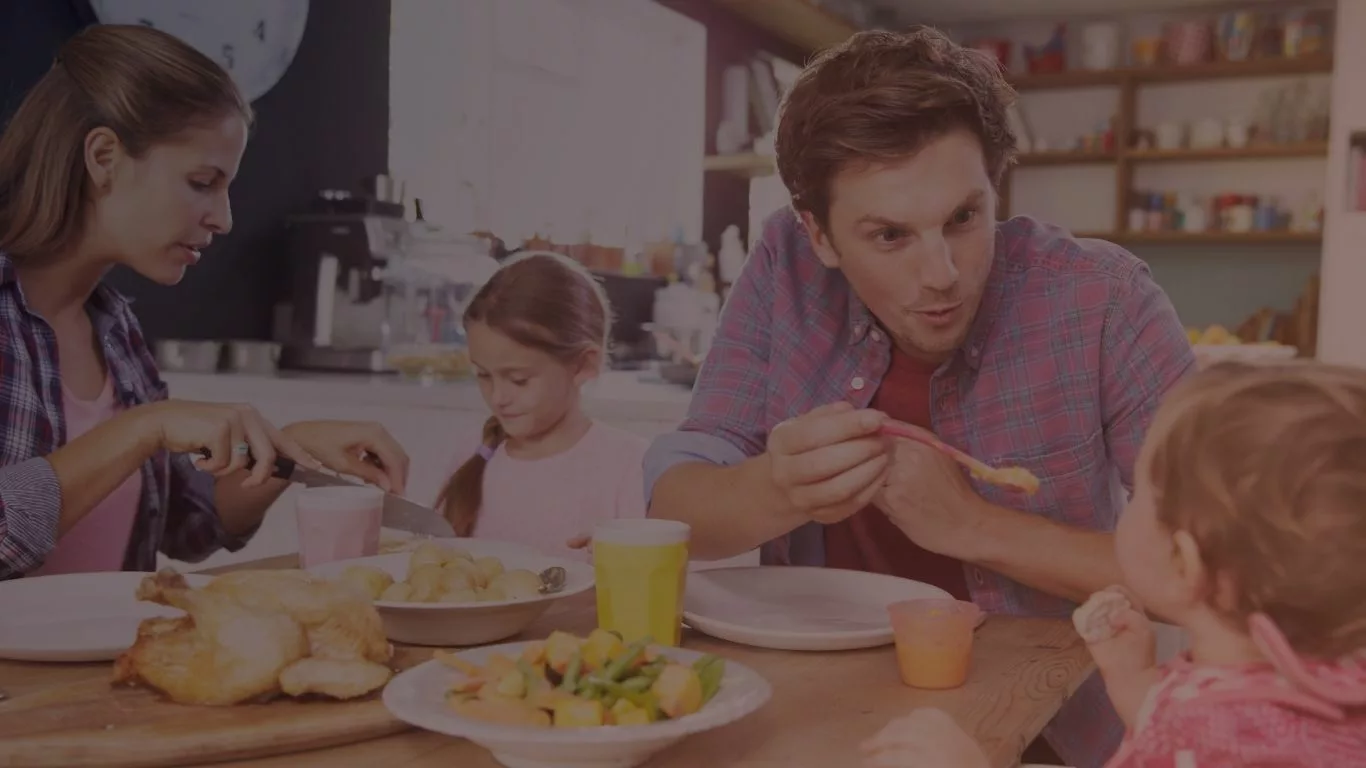 Parents et enfants à table