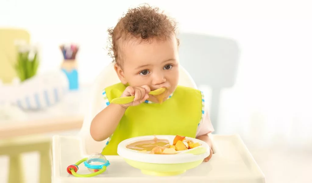 Bébé qui mange des aliments solides