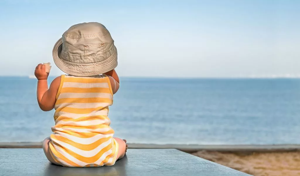 Comment vêtir son bébé l'été pour le protéger du soleil