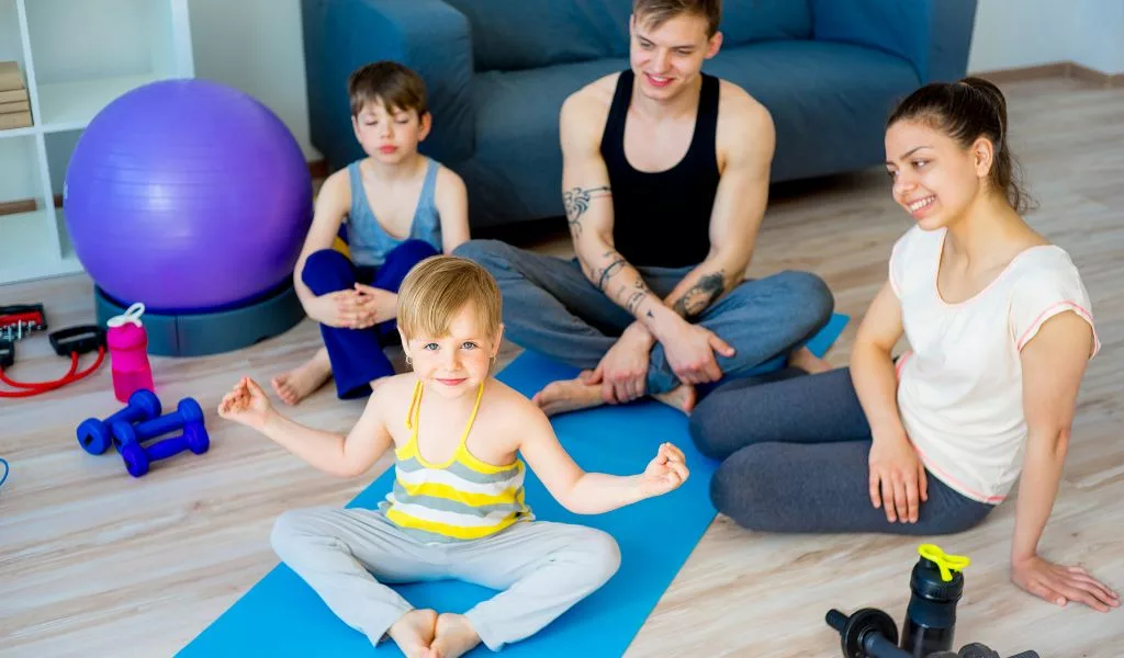 Famille qui fait du yoga