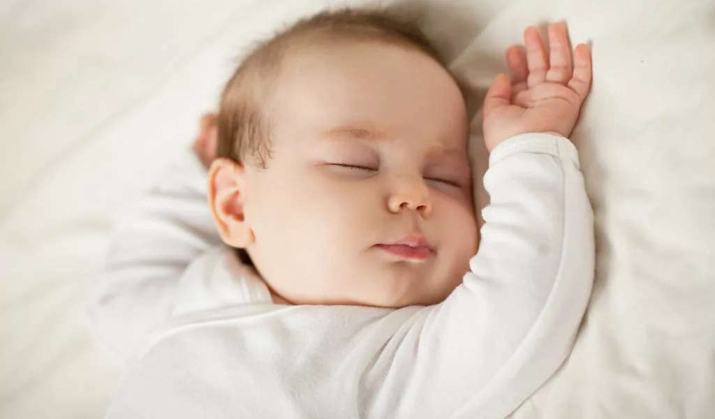 Bébé qui dort à l'aide d'un bruit blanc apaisant