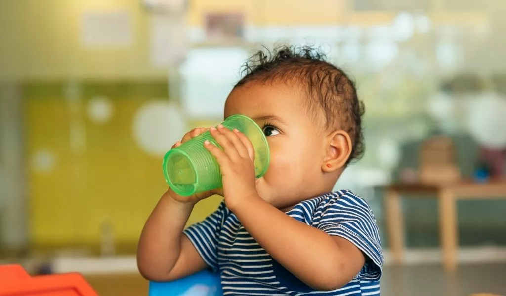 Hydrater efficacement son enfant avec de l'eau