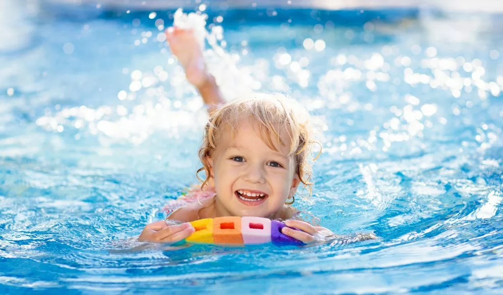La natation pour les enfants apporte confiance et autonomie