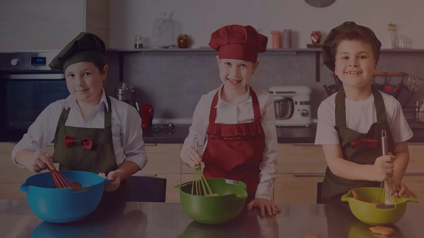 Enfant dans la cuisine pour soirée culturelle en famille